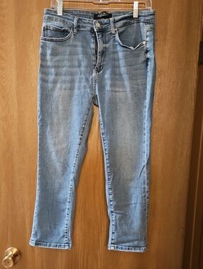 Judy Blue Light Blue Ankle Crop Skinny Jeans